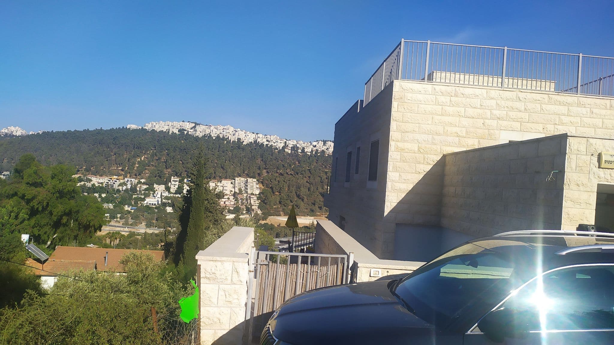 וילה 9 חדרים, מוצא עילית
