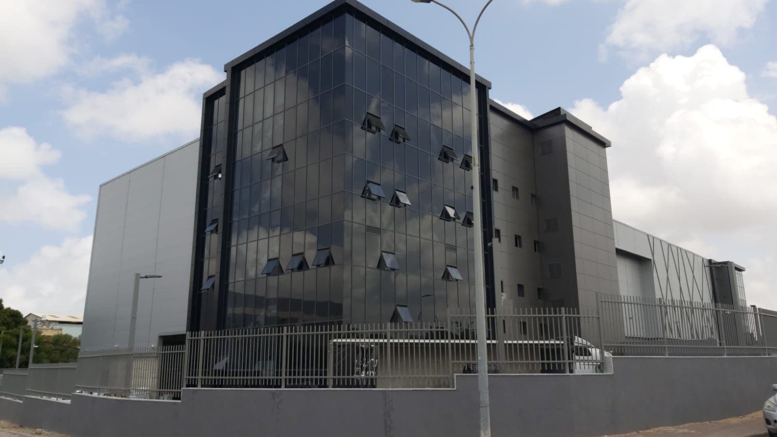 משרד 1800 מ״ר, הקישון, נווה אילן, יבנה