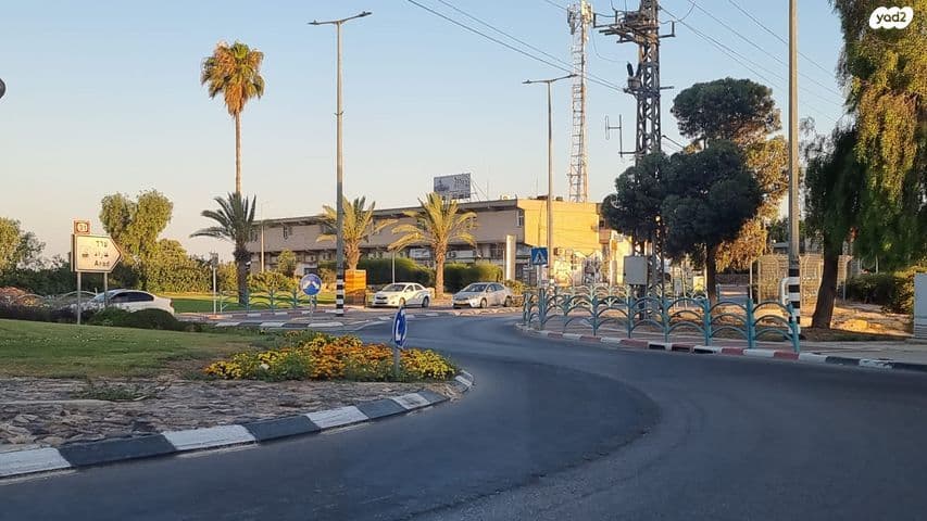 חנות 40 מ״ר, התעשייה, האומנים, ערד