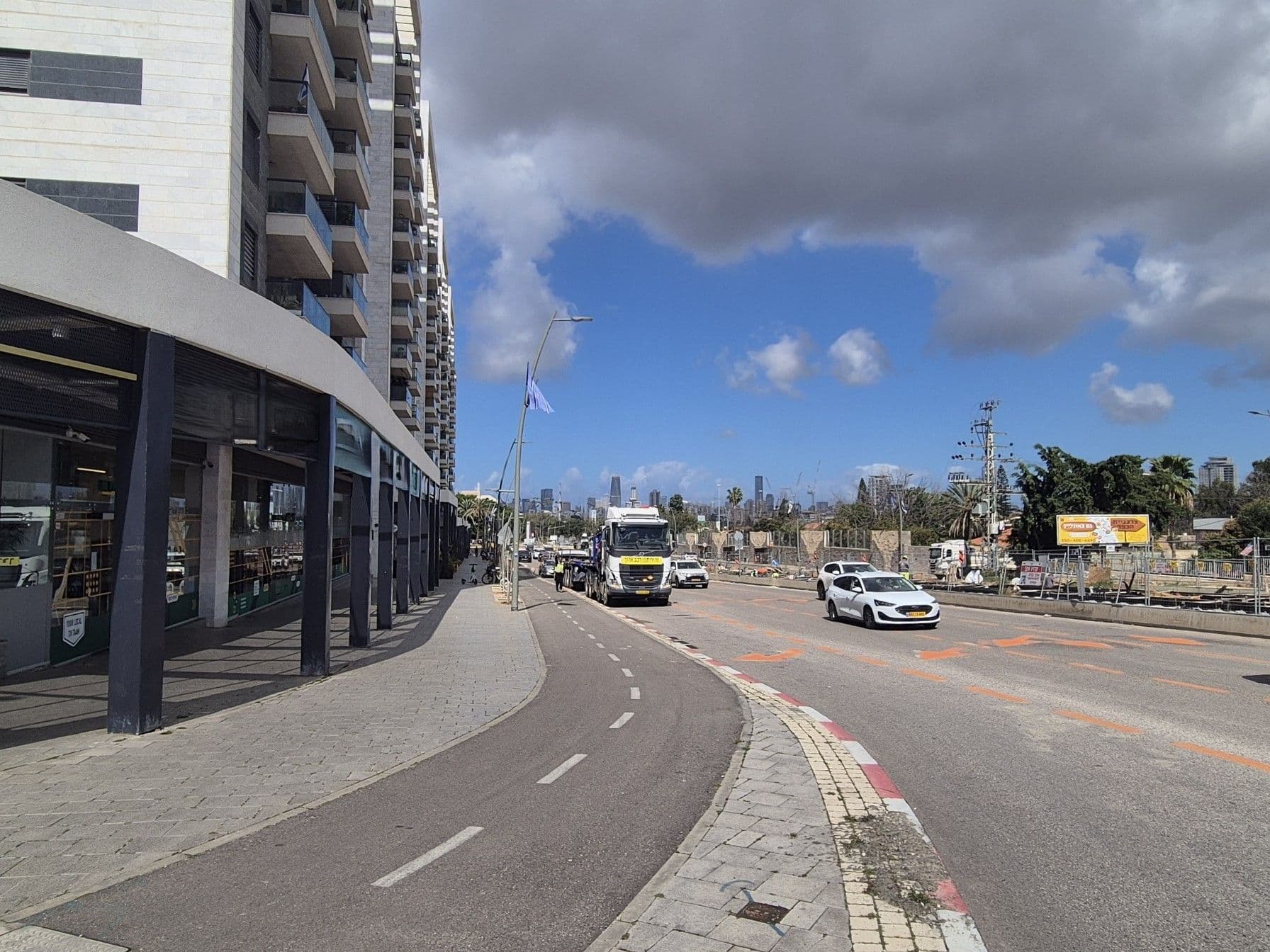 חנות 1400 מ״ר, שדרות האורנים, רמת אפעל
