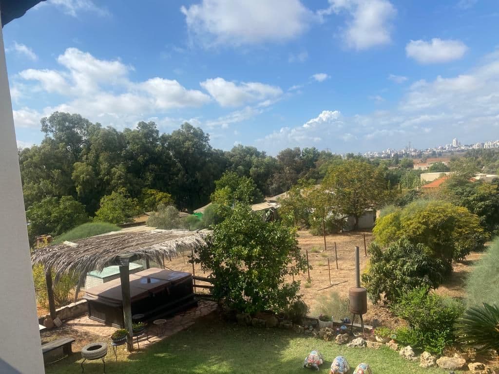קוטג' 7 חדרים, אלמוג, סתריה